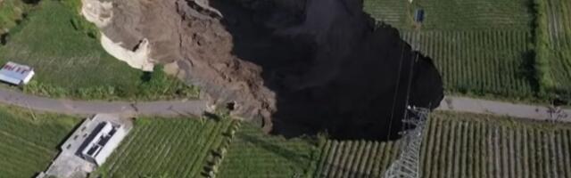VIDEO: Ogromna rupa u Indoneziji guta farme