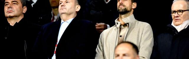 Svi stali i okrenuli se ka Đokoviću: Evo kako je Novak dočekan u Zenici na meču BiH – Italija /VIDEO/