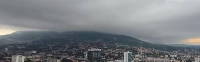 NEBO SE SMRAČILO U ROKU OD PAR MINUTA! Jaka kiša u Sarajevu, duva snažan vetar, moguć i grad! Objavljeni snimci nevremena (VIDEO)