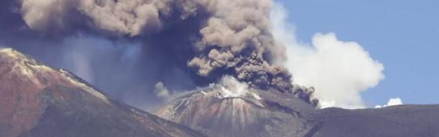 Dramatično na Siciliji! Etna izbacila ogroman oblak pepela (VIDEO)