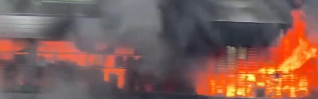 RASTE BROJ MRTVIH U FABRICI OBUĆE U KINI: Najmanje 28 stradalih, radnici zarobljeni na krovu (VIDEO, FOTO)