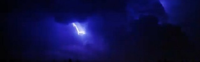 OVAKO NEŠTO NISTE VIDELI NIKADA! Snimak koji do detalja prikazuje udar groma u avion! (VIDEO)