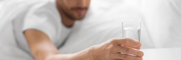 Zašto ne treba da držite čašu vode pored kreveta