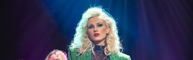 (FOTO, VIDEO) DISKO KUGLA, ZLATNE PANTALONE I RAŠČUPANA KOSA: Nevena Božović se vratila u osamdesete i donela NOVI HIT!