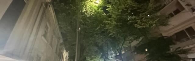 Ulična svetiljka u centru Niša umesto ulice, osvetljava nebo