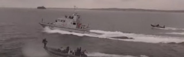 ZASTRAŠUJUĆI DESANT BRITANACA NA BROD USRED OKEANA! Upali su bukvalno s neba, ova šokantna scena je samo delić RATOVANJA BUDUĆNOSTI! (FOTO/VIDEO)