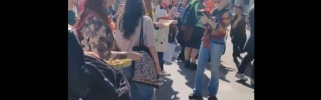 "Šta žene znaju sa jajima": Zasuta zgrada Skupštine Novog Sada kao odgovor na izjavu Vulina (VIDEO)