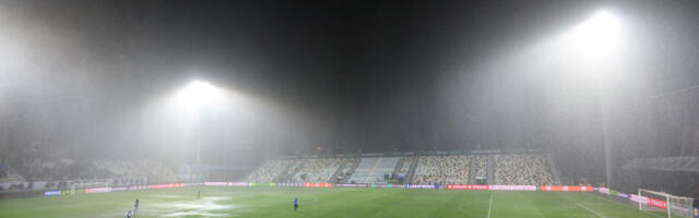 Prekid meča u Rijeci: Fudbaleri se posle 13 minuta povukli sa terena (FOTO/VIDEO)