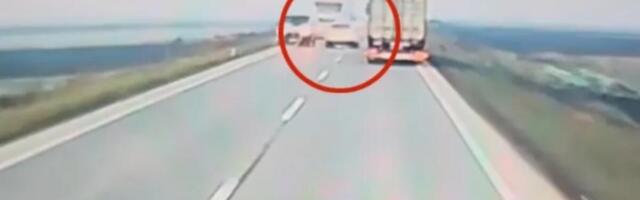 BAJA PRETEKAO KAMION PA UPAO U OPASNE MAKAZICE: Naleteo na ŠLEPER, neviđena bahata vožnja, za dlaku izbegnut HOROR