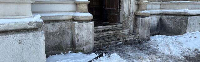 Uhapšena zbog paljenja vrata na Katedrali: Polila benzinom, u stanu nađen kanister