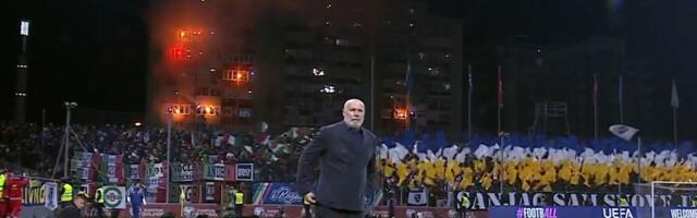 Sve gori u Zenici: Navijači BiH napravili bakljadu na zgradama, Italijani u paklu /FOTO/