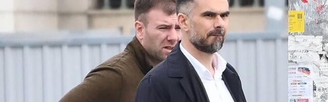 Oglasio se gradonačelnik Novog Sada nakon što je deo skele sa tržnog centra pao na prolaznicu