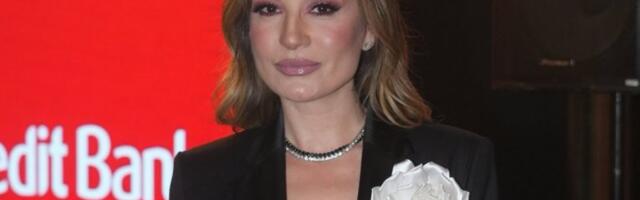 JELENA TOMAŠEVIĆ ZAVIJENA U CRNO: Smrtni slučaj pogodio našu pevačicu, potresne reči kidaju dušu!