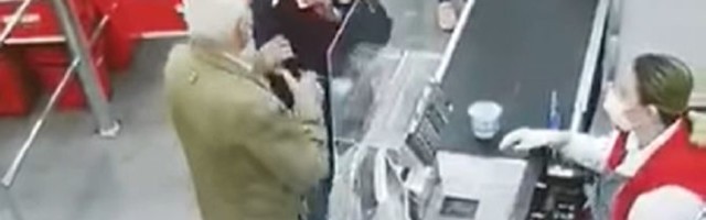 Tuča staraca na kasi u Osijeku: Snimila ih nadzorna kamera u supermarketu, zaposleni se smejali