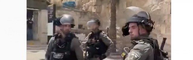 ZAUSTAVLJEN U POSLEDNJEM TRENUTKU! Vojnik ispred džamije hteo da baci bombu na okupljene ljude