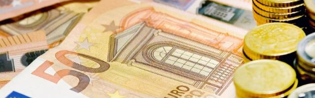 Da li se više isplati keš ili potrošački kredit: Evo koliko ćete vratiti banci ako uzmete 300.000 dinara