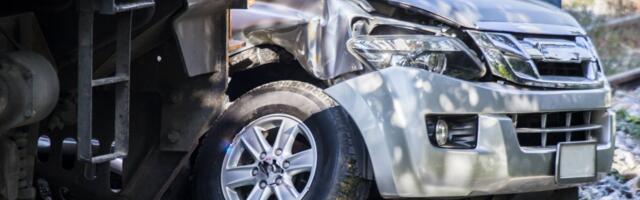 Voz udario u kamionet na pruzi u Pirotu