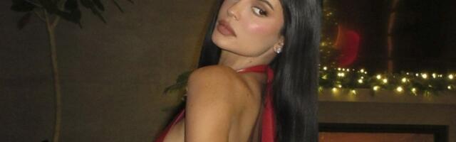 Zablistajte za doček: Haljina u ovoj boji garantuje da ćete biti zvezda večeri (VIDEO)