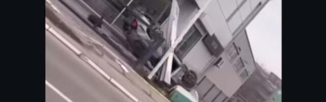 Auto uleteo u prodavnicu auto delova u Mirijevskom bulevaru i prevrnuo se na krov (VIDEO)