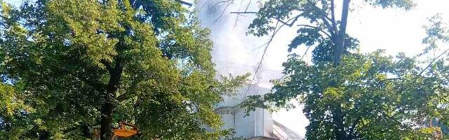 Gori crkva u Botošu kod Zrenjanina, vatrogasci na terenu