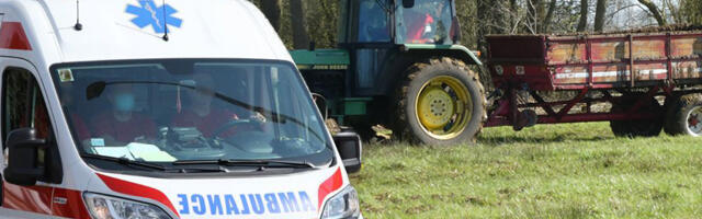 Jeziv prizor kod Kikinde: Kombi i traktor sleteli s puta, Hitna pomoć ODMAH REAGOVALA