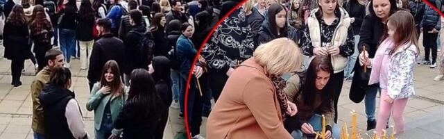 KRAGUJEVAC PLAČE ZA BEOGRADSKIM ĐACIMA! Na Đačkom trgu građani pale sveće, odrasli i deca ZAJEDNO TUGUJU!