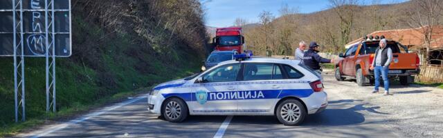 Težak sudar kamiona i automobila na putu Užice - Kremna, gori kamion