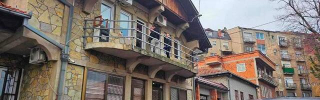 Takozvana kosovska policija upala u prostorije Poreske uprave u severnom delu Kosovske Mitrovice