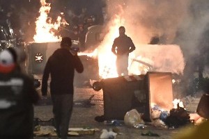 Епилог ”урбане гериле” у Напуљу – повређени полицајци, уништени аутомобили