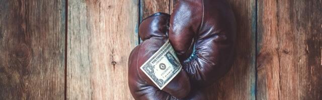 Skandal na boks meču: Albanac ugrizao Srbina, sudija mu poklonio pobedu (FOTO)