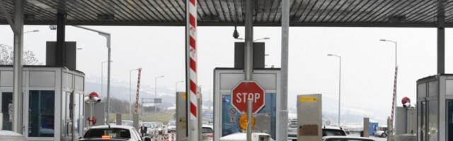 OGROMAN POŽAR NA NAPLATNOJ RAMPI: Zapalio se kombi sa gumama - vatrogasne ekipe na terenu (VIDEO)