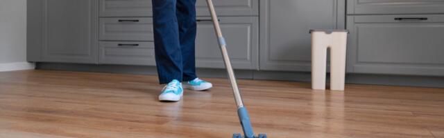 Podovi deluju staro čak i kada su čisti? Dodajte ova 2 sastojka u kofu sa vodom i sijaće se kao u hotelu