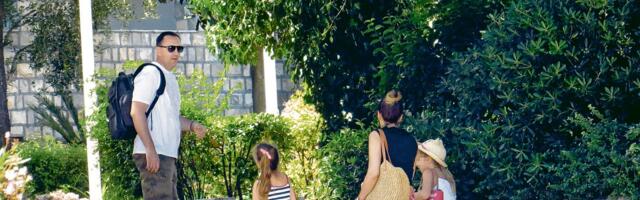 PEVAČ (49) USVOJIO DVE ĆERKE! Otkrio kako im je  saopštio da nije njihov biološki otac: "SRUŠIŠ IM CEO SVET"