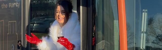 Haos na ulicama Beograda: Pevačica se obukla u Baba Mrazicu pa napravila žurku u autobusu, ljudi joj svirali