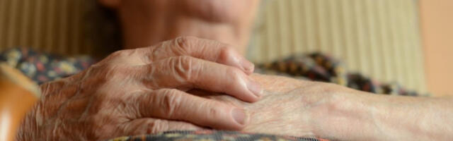 OBEĆALI REŠENJE PROBLEMA, PA JOJ UKRALI MILION I PO DINARA! Prevarena baka (82) iz Rume - policija hitno reagovala!