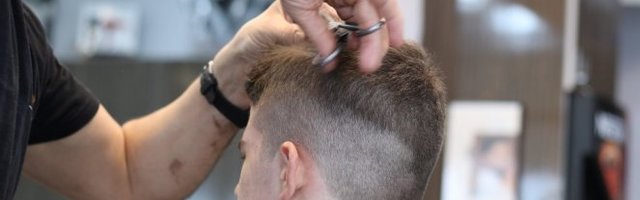 NOVA TEHNIKA ZA ŠIŠANJE! Frizer se snašao! (Video)