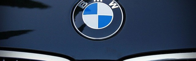 BAHANALISANJE USRED GRADA: BMW upao nasred FUDBALSKOG TERENA, pravio haos!