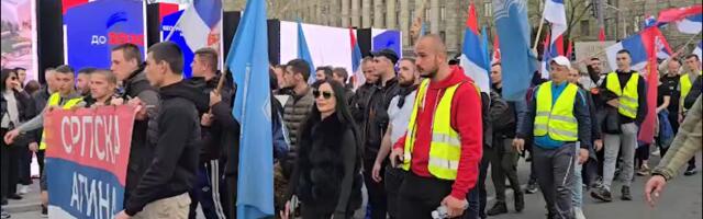 POGLEDAJTE: Studenti iz Novog Sada i poljoprivrednici dočekani ispred Skupštine Srbije (VIDEO)