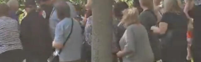 Pojavio se snimak deljenja dnevnica ćacijima za 1. maj (VIDEO)