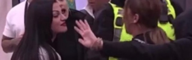 OBEZBEĐENJE SPREČILO DISKVALIFIKACIJU! ZAMAHNULA RUKOM Tari preko USTA, svi SKOČILI! NASTAO KARAMBOL! (VIDEO)
