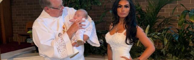 Pozira za Instagram dok joj pop krsti sina: Uska bela haljina i ful šminka, a komentari se samo nižu