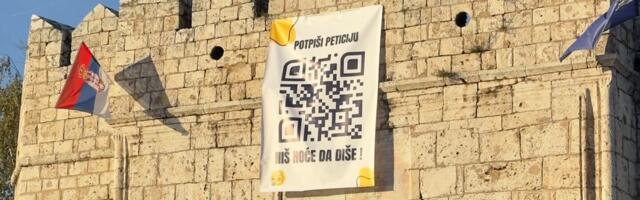 „Kreni-promeni“ transparentom na niškoj Tvrđavi traži hitne subvencije za filtere protiv zagađenosti vazduha