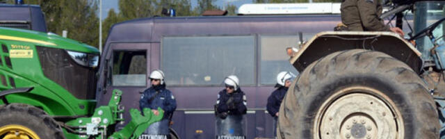 Грчки пољопривредници појачали блокаде на путевима