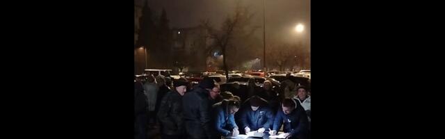 VIDEO Protest u Petrovaradinu zbog uvođenja naplate parkiranja: Potpisuje se peticija