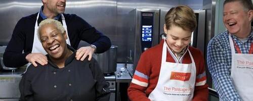 Princ Džordž s ocem spremao obroke za beskućnike: Jedan detalj je sve posebno raznežio (VIDEO)