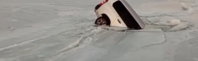 Božićno pecanje u Rusiji krenulo po zlu: Tri automobila propala kroz led, pojavio se snimak