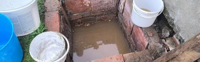 Meštanima u naselju Ančiki izlila se kanalizacija, dežurne službe se ne javljaju