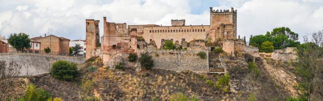 Deo španskog zamka iz 15. veka se srušio pred zaprepašćenim turistima: Kulu dokusurile jake padavine?