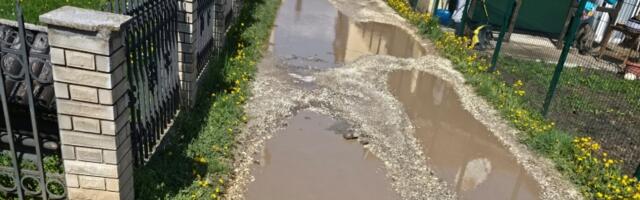 Stanari Ljubićke ulice očajni, iz kuća pravo u blato i bare (FOTO)