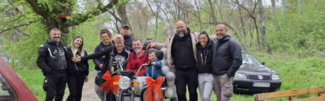 Predivan gest grupe Apatinaca: Prijatelja Nikolu, koji od rođenja boluje od cerebralne paralize, iznenadili novim električnim teretnim triciklom